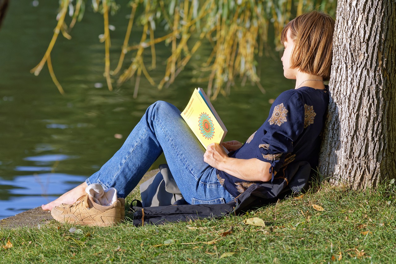 How to Set Up a Cozy Reading Nook